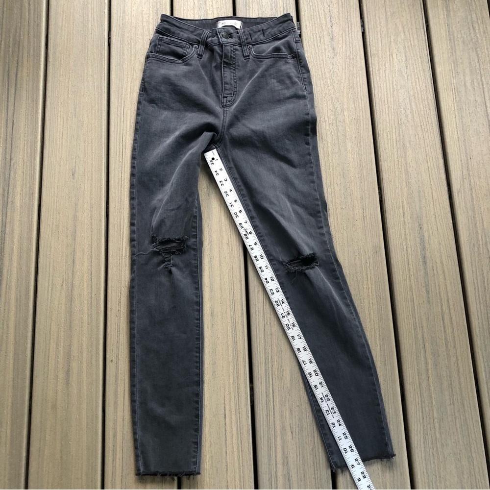 Madewell SUPER STRETCHY Distressed WashedOut Black Curvy High Rise Skinny Sz 26 - Picture 4 of 7